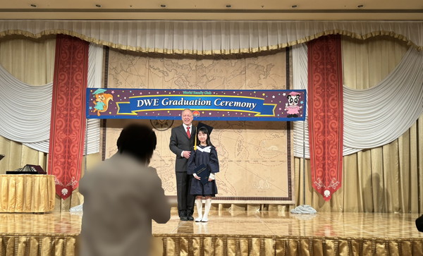 DWE卒業式卒業証書授与