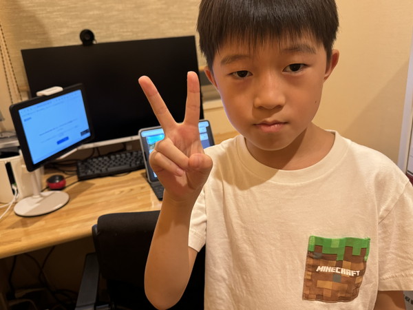 マイクラTシャツを着ている息子