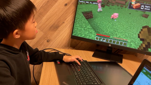 マイクラで豚を見つけた子供