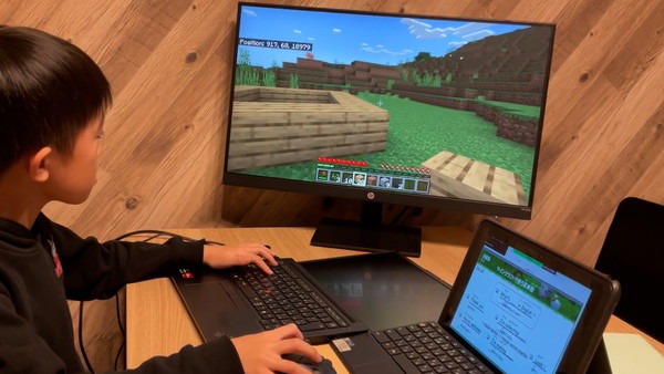 マイクラで家を作っている子供