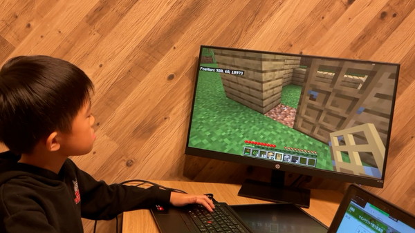 マイクラで家を作っている子供