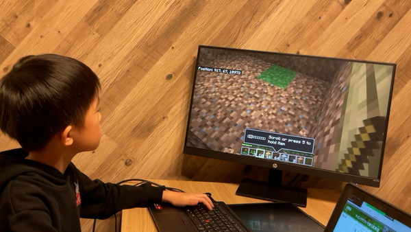 マイクラで家を作っている子供